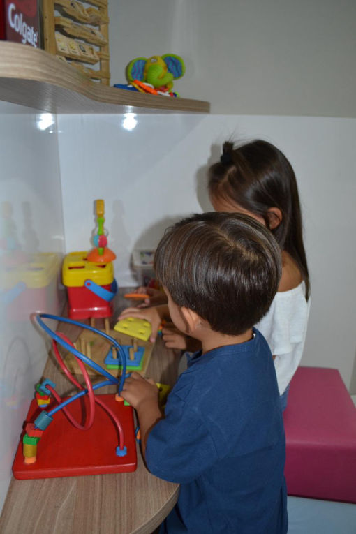 Crianças brincando no consultório